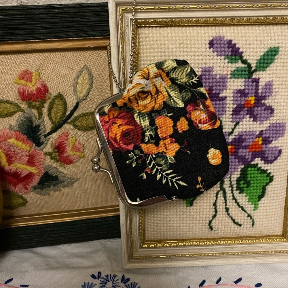 New Handmade Kiss-lock Floral Clutch Coin Purse/Charm - Picture 3 of 4